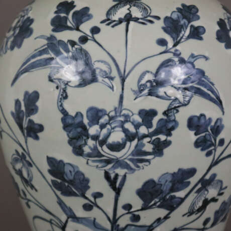 Schultervase mit Deckel - China um 1900, Porzellan, sehr hel… - Foto 7