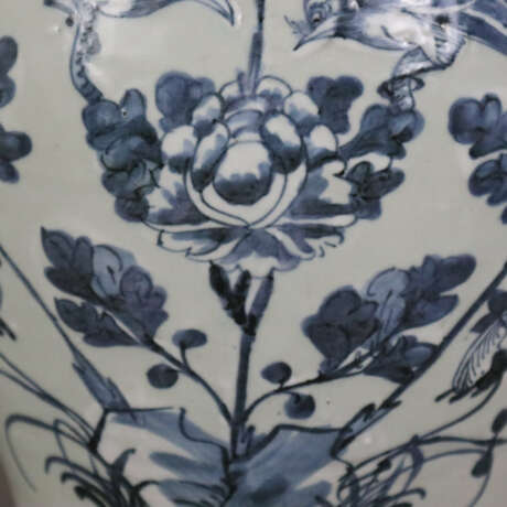 Schultervase mit Deckel - China um 1900, Porzellan, sehr hel… - Foto 9