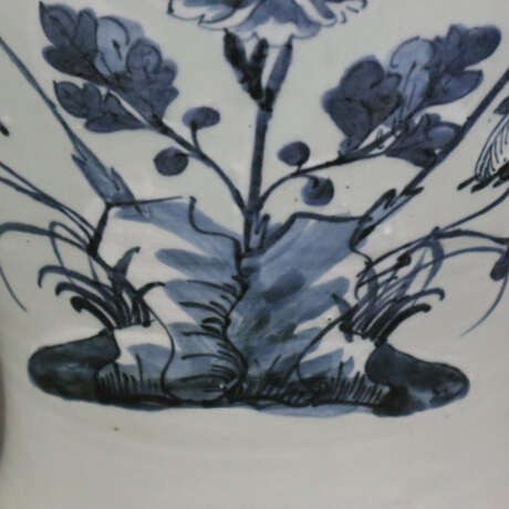 Schultervase mit Deckel - China um 1900, Porzellan, sehr hel… - Foto 10
