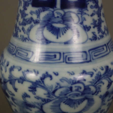 Blau-weiße Balustervase - China, ausgehende Qing-Dynastie, s… - фото 5