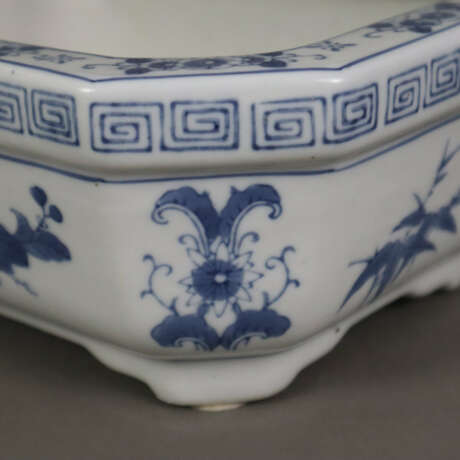 Blau-weiße Jardinière - Porzellan, China 20.Jh., oktogonale … - фото 5