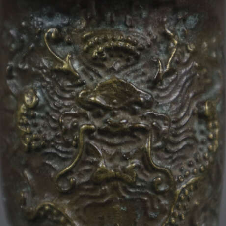 Tripodes Gefäß vom archaischen Typ „jue“ - China, Bronzelegi… - фото 6