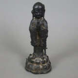 Kleine Bronze eines Buddhaschülers - China, Ming/Qing-Dynast… - photo 1