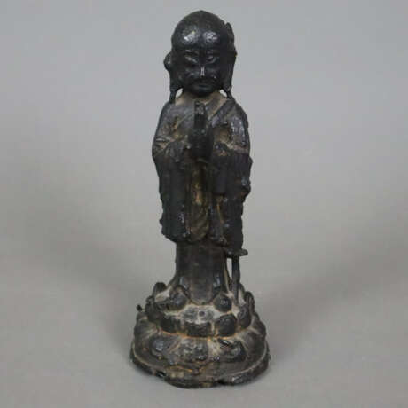 Kleine Bronze eines Buddhaschülers - China, Ming/Qing-Dynast… - фото 1