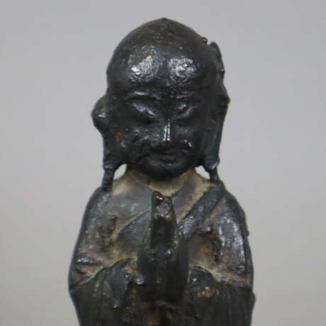 Kleine Bronze eines Buddhaschülers - China, Ming/Qing-Dynast… - фото 3
