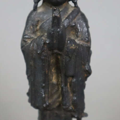 Kleine Bronze eines Buddhaschülers - China, Ming/Qing-Dynast… - фото 4