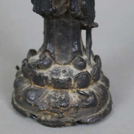 Kleine Bronze eines Buddhaschülers - China, Ming/Qing-Dynast… - фото 5