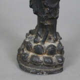 Kleine Bronze eines Buddhaschülers - China, Ming/Qing-Dynast… - фото 7
