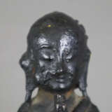 Kleine Bronze eines Buddhaschülers - China, Ming/Qing-Dynast… - фото 10