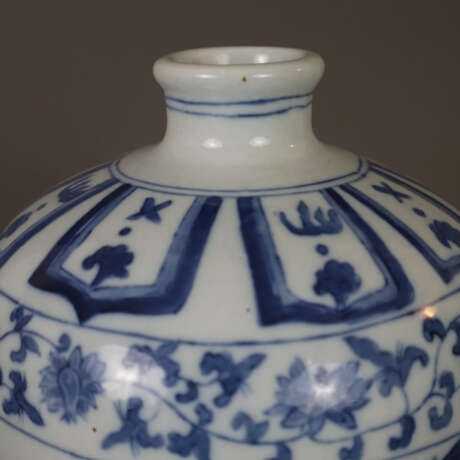 Blau-weiße Vase in Meiping-Form - China, Porzellan, Bemalung… - фото 2