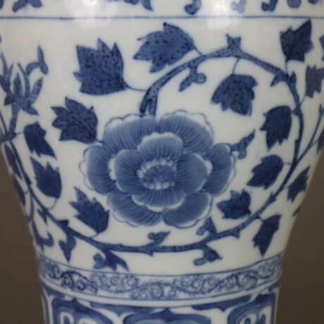 Blau-weiße Vase in Meiping-Form - China, Porzellan, Bemalung… - фото 4