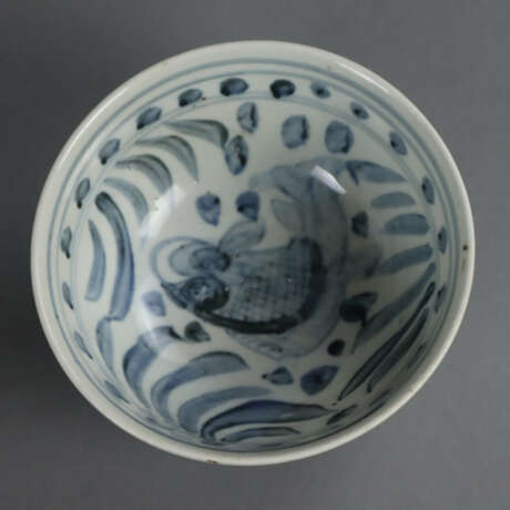 Blau-Weiß-Schale - China, leicht gebauchte Form auf niedrige… - photo 2