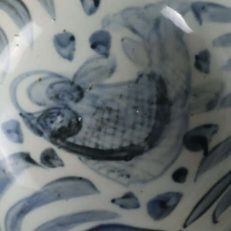 Blau-Weiß-Schale - China, leicht gebauchte Form auf niedrige… - photo 3