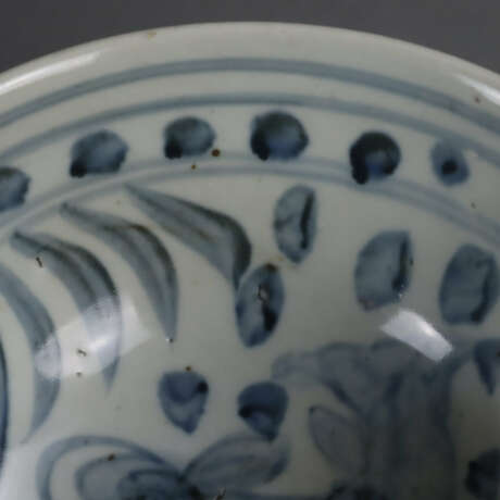 Blau-Weiß-Schale - China, leicht gebauchte Form auf niedrige… - photo 4