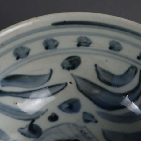 Blau-Weiß-Schale - China, leicht gebauchte Form auf niedrige… - photo 5