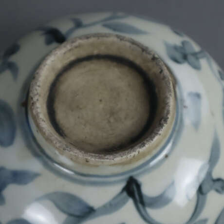 Blau-Weiß-Schale - China, leicht gebauchte Form auf niedrige… - photo 7