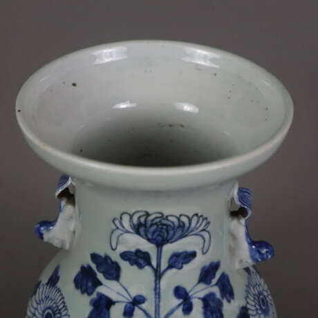 Vase mit Shishis als Handhaben - China um 1900, Porzellan, h… - photo 2