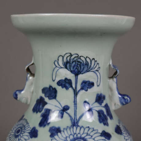 Vase mit Shishis als Handhaben - China um 1900, Porzellan, h… - photo 3