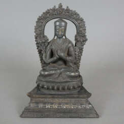 Figur des Tsongkhapa - sinotibetisch, 20.Jh., Gelbbronze, pa…