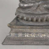 Figur des Tsongkhapa - sinotibetisch, 20.Jh., Gelbbronze, pa… - Foto 9