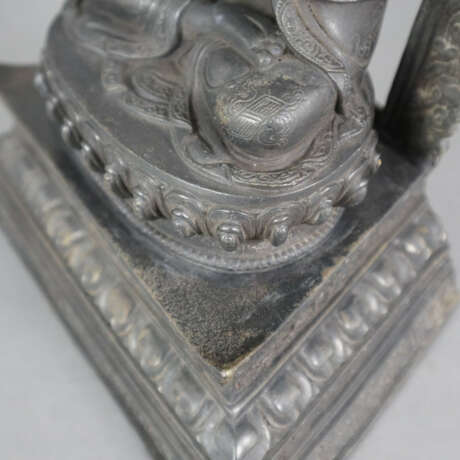 Figur des Tsongkhapa - sinotibetisch, 20.Jh., Gelbbronze, pa… - Foto 10