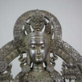 Figur des Maitreya - sinotibetisch, 20.Jh., Bronzelegierung,… - photo 4