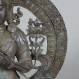 Figur des Maitreya - sinotibetisch, 20.Jh., Bronzelegierung,… - photo 6