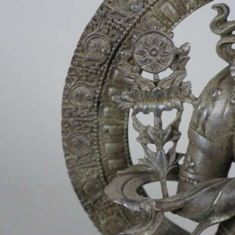 Figur des Maitreya - sinotibetisch, 20.Jh., Bronzelegierung,… - фото 7