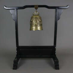 Glocke mit Drachenrelief im Holzgestell- China, Bronzelegier…
