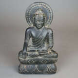 Buddha Shakyamuni - Steinskulptur, Indien, mit verschränkten… - photo 1