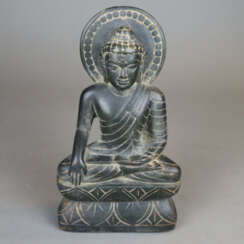 Buddha Shakyamuni - Steinskulptur, Indien, mit verschränkten…