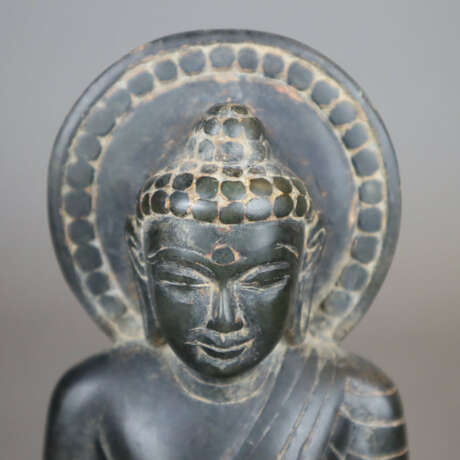 Buddha Shakyamuni - Steinskulptur, Indien, mit verschränkten… - photo 3