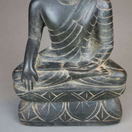 Buddha Shakyamuni - Steinskulptur, Indien, mit verschränkten… - photo 4