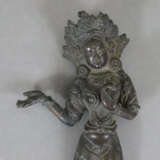 Kleine Votivfigur aus Bronze - Tibet/Nepal, Bronze, aus zwei… - фото 2