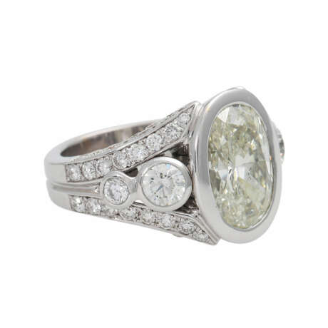 Ring mit einem außergewöhnlichem Diamanten, ca. 5,4 ct, oval facettiert, - photo 2