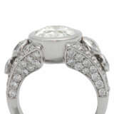 Ring mit einem außergewöhnlichem Diamanten, ca. 5,4 ct, oval facettiert, - photo 5