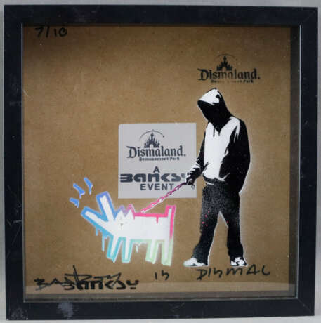 Banksy - "Dismal Shadow Box" mit "Haring Hund"-Motiv, 2015, … - Foto 1