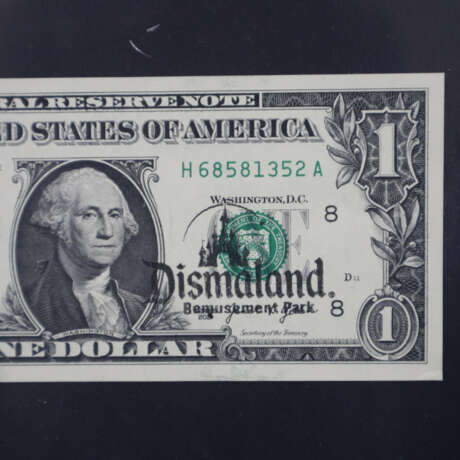 Banksy - "Dismal Dollar Real", 2015, Souvenir aus der Ausste… - Foto 4