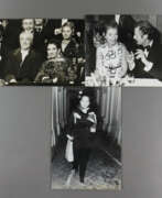 Фотографика. Konvolut: Drei Presseaufnahmen von Maria Callas - s/w Farbfo…