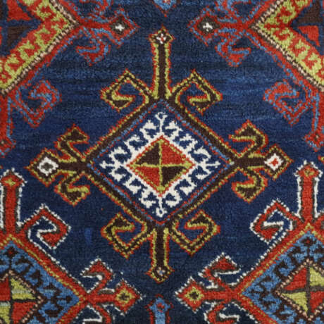 Kasak - Wolle, auf blauem Grund in Reihen angeordnete rauten… - фото 3
