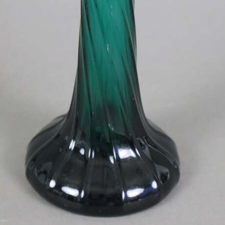 Enghalsvase - Murano, bläulich grünes Glas, über rundem Fuß … - photo 4