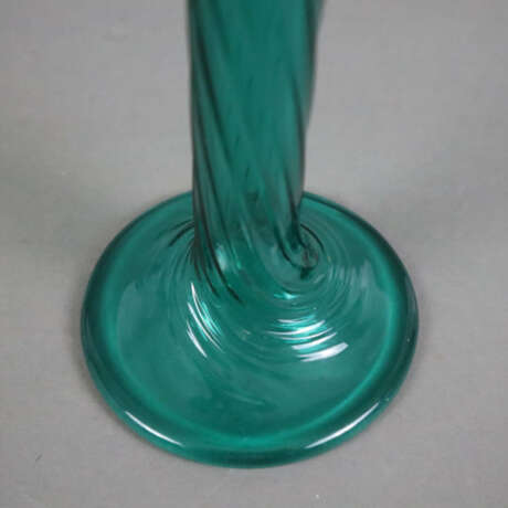 Enghalsvase - Murano, bläulich grünes Glas, über rundem Fuß … - photo 5