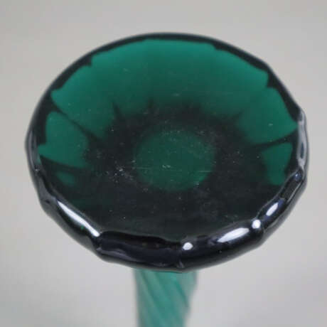 Enghalsvase - Murano, bläulich grünes Glas, über rundem Fuß … - photo 6