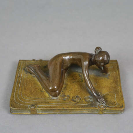 Jugendstil-Bronzeminiatur - um 1900, Frauenakt auf übergroße… - фото 1