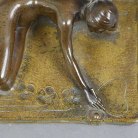 Jugendstil-Bronzeminiatur - um 1900, Frauenakt auf übergroße… - photo 3