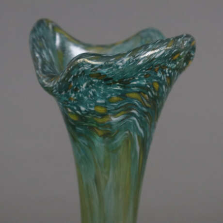 Vase - dickwandiges Glas mit Farbeinschmelzungen, irisiert, … - Foto 2