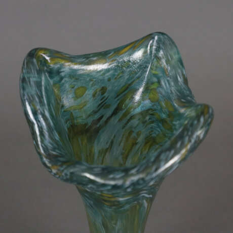 Vase - dickwandiges Glas mit Farbeinschmelzungen, irisiert, … - фото 3