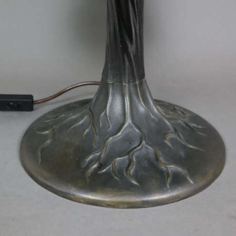 Tischlampe mit Blumendekor im Tiffany-Stil - 20. Jh., patini… - Foto 10