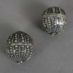 Zwei Kettenkugeln - Jemen, Silber, hohl gearbeitet, ornament…