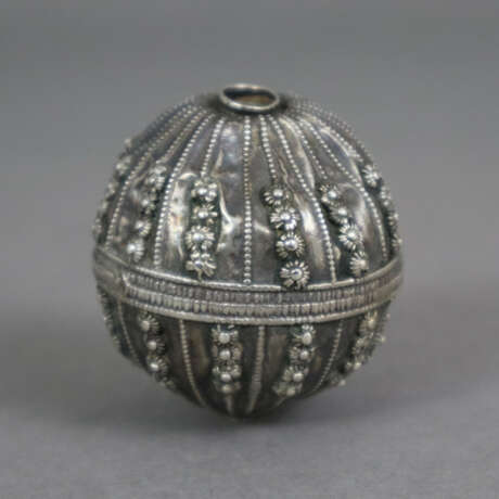 Zwei Kettenkugeln - Jemen, Silber, hohl gearbeitet, ornament… - photo 3